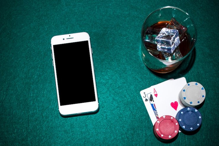 Ilustrasi keamanan akun dengan gembok digital di layar smartphone